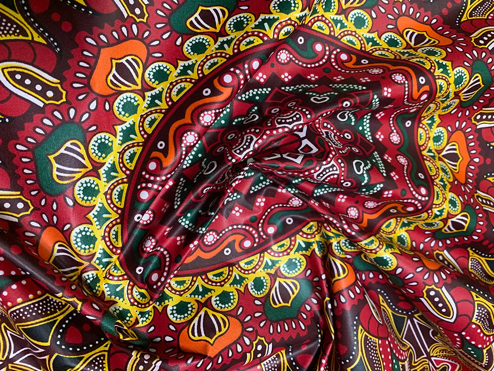 Vilka är de unika egenskaperna hos Polyester African Wax Fabric jämfört med traditionellt afrikanskt batiktyg?